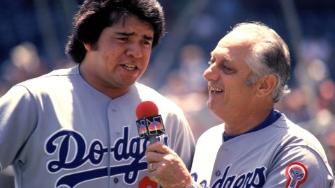 Dos leyendas: Tom Lasorda "entrevistando" a Fernando Valenzuela en 1981.