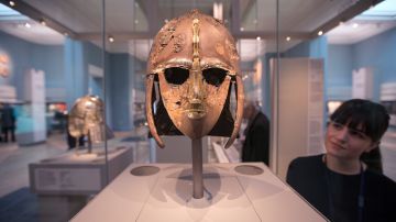 El casco de Sutton Hoo es uno de los tesoros que se conservan en el Museo Británico de Londres.