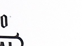 Se observa a Madonna con lentes de sol y una sudadera negra que ostenta en el centro una imagen que simula la del Papa Francisco.