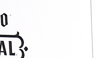 Se observa a Madonna con lentes de sol y una sudadera negra que ostenta en el centro una imagen que simula la del Papa Francisco.