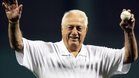 Tom Lasorda en una de innumerables ovaciones que recibió en el béisbol.