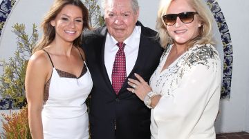Ray Vega con su hija Christy y su esposa Charleen en 2016.