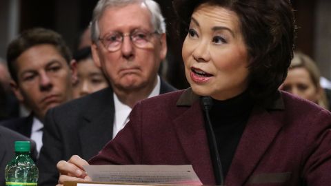 Elaine Chao es esposa del líder republicano en el Senado, Mitch McConnell.