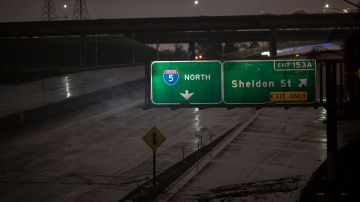 Las nevadas del fin de semana forzaron el cierre del Freeway 5 en Grapevine.