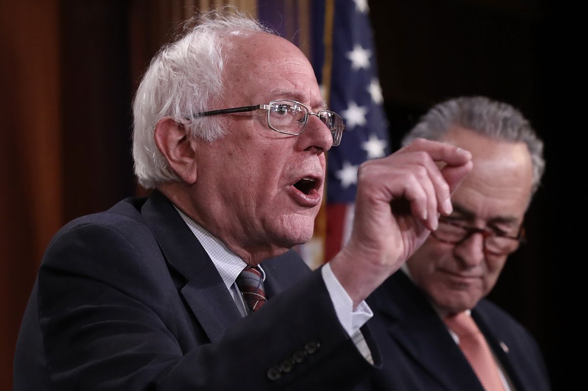 Los senadores Bernie Sanders y Charles Schumer.
