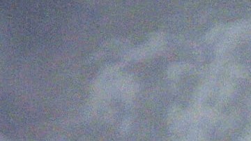 Los conductores se quedaron atrapados en la montaña por el hielo en la carretera.