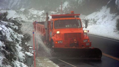 Los conductores se quedaron atrapados en la montaña por el hielo en la carretera.