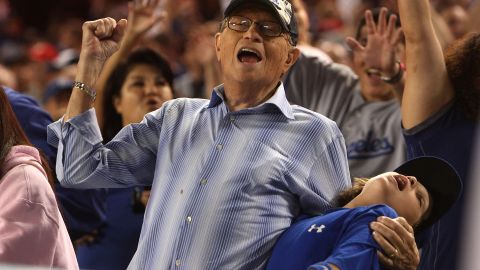 Larry King y su hijo Chace en un juego de los Dodgers en 2009.