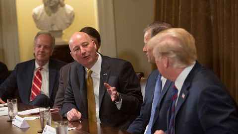 México reclama a Gobernador de Nebraska Pete Ricketts (centro) sobre la negativa de aplicar vacunas contra COVID-19 a inmigrantes indocumentados.