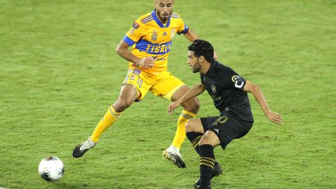 Guido Pizarro enfrentando a Carlos Vela en la final de Concacaf.