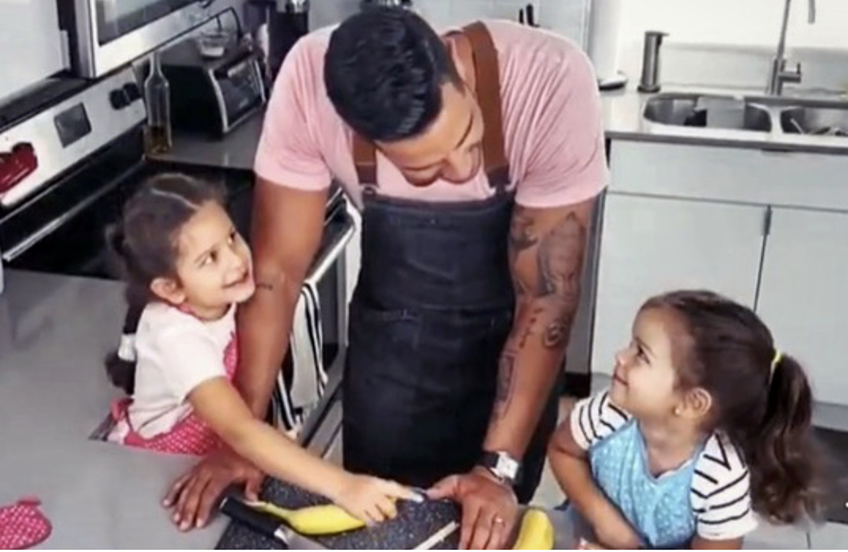 Chef Yisus con sus hijas Anabella y Silvana