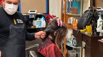 Iván Montero, estilista propietario del salón IM Hair Studio habla del impacto de la pandemia de COVID en los salones de belleza. (Cortesía Paulina Herrera)