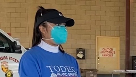 Trabajadores agrícolas  recibiendo la vacuna. (Cortesía TODEC Legal Center)
