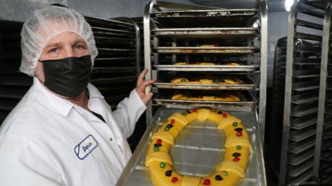 Denis Oratowski muestra una de las roscas para esta festividad. / fotos: Jorge Luis Macías.