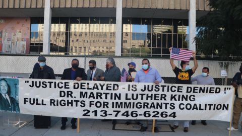 Activistas se manifiestan desde el centro de Los Ángeles.