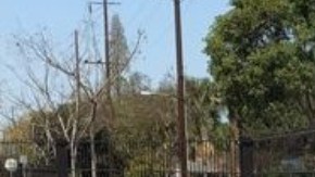 Jessie Salazar aparece con algunos de sus empleados.