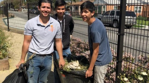 Jessie Salazar aparece con algunos de sus empleados.