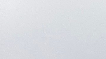 Un doble arcoiris se extiende sobre el lago de lava en el cráter Halemaʻumaʻu del volcán Kilauea.