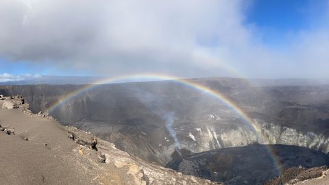 Un doble arcoiris se extiende sobre el lago de lava en el cráter Halemaʻumaʻu del volcán Kilauea.