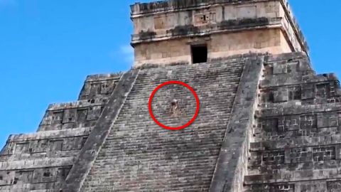 Mujer sube sin permiso a la pirámide de KUukulkán, ubicada en zona arqueológica  de Chichén Itzá en Yucatán, México.