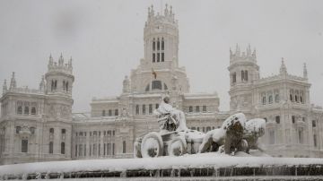 La Plaza de la Cibeles de Madrid cubierta de nieve por la tormenta Filomena.
