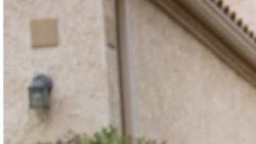 Margot posa frente a la casa donde alquila una habitación.