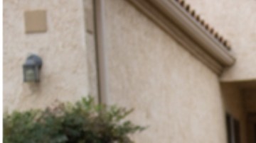 Margot posa frente a la casa donde alquila una habitación.