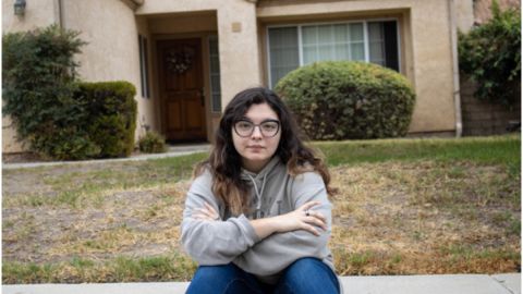 Margot posa frente a la casa donde alquila una habitación.