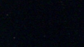 La aurora boreal es causada por disturbios en la atmósfera debido al viento solar.