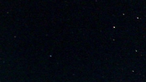 La aurora boreal es causada por disturbios en la atmósfera debido al viento solar.