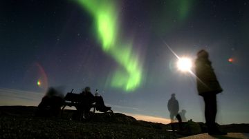 La aurora boreal es causada por disturbios en la atmósfera debido al viento solar.