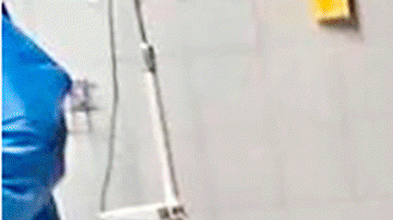 Paciente es atendido en el piso de un hospital en la Ciudad de México.