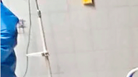 Paciente es atendido en el piso de un hospital en la Ciudad de México.