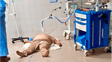 Paciente es atendido en el piso de un hospital en la Ciudad de México.