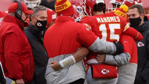 Patrick Mahomes salió conmocionado en el tercer cuarto.