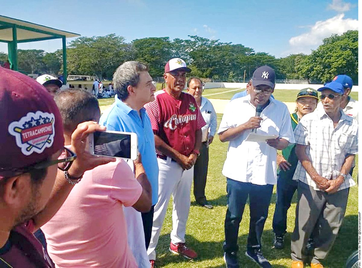 Gobierno mexicano asigna recursos para remodelar estadio de béisbol del equipo de Pío López Obrador (camisa azul), hermano de AMLO.