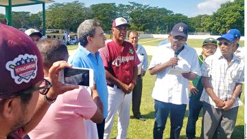 Gobierno mexicano asigna recursos para remodelar estadio de béisbol del equipo de Pío López Obrador (camisa azul), hermano de AMLO.