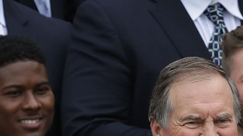 El presidente estadounidense Donald J. Trump junto al entrenador de los New England Patriots, Bill Belichick y elementos de los New England Patriots en la Casa Blanca.