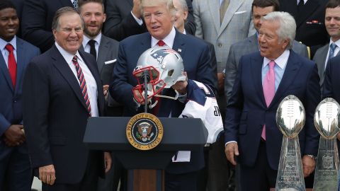 El presidente estadounidense Donald J. Trump junto al entrenador de los New England Patriots, Bill Belichick y elementos de los New England Patriots en la Casa Blanca.