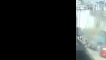 VIDEO: Momento exacto en que narcos secuestran a dos agente de la Guardia Nacional