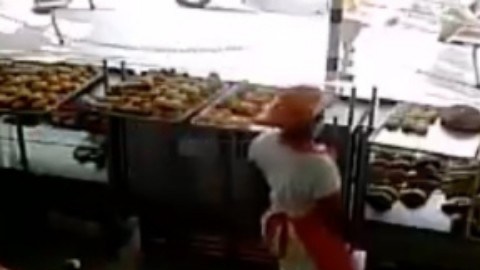 VIDEO_-Sicario-mata-a-hombre-por-la-espalda-mientras-comía-aquí-el-momento-exacto