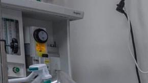 Una enfermera descansa mientras atiende a un paciente Covid-19 sin haber sido vacunada.