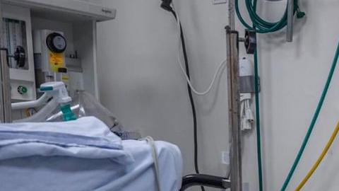 Una enfermera descansa mientras atiende a un paciente Covid-19 sin haber sido vacunada.
