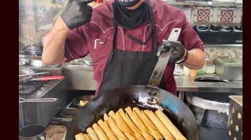 Edward Flores es propietario de Juanita’s Café/10 donde preparan taquitos y otras delicias. / foto: cortesía.