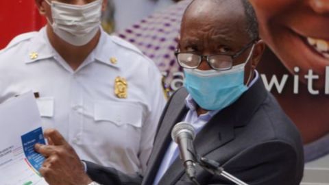El alcalde de Houston Sylvester Turner no descarta implementar restricciones.