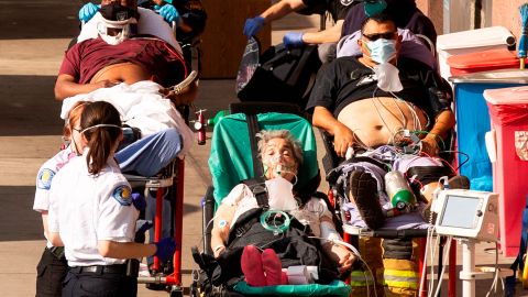 Algunos pacientes deben esperar afuera de los hospitales de Los Ángeles debido al exceso de enfermos.