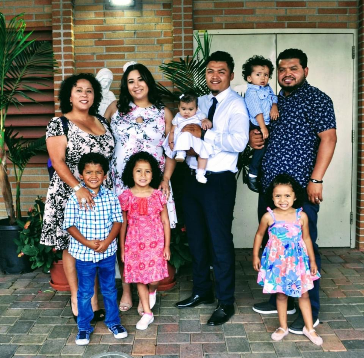 Jorge y Verónica con su familia en Los Ángeles.