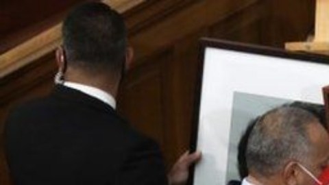 El retrato de Chávez regresó este martes a la Asamblea Nacional.