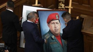 El retrato de Chávez regresó este martes a la Asamblea Nacional.