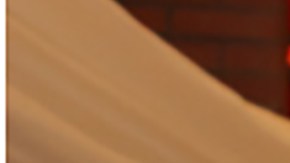 El pastor principal Eric Schafer se sienta en una banca en la Iglesia Luterana Mount Olive.